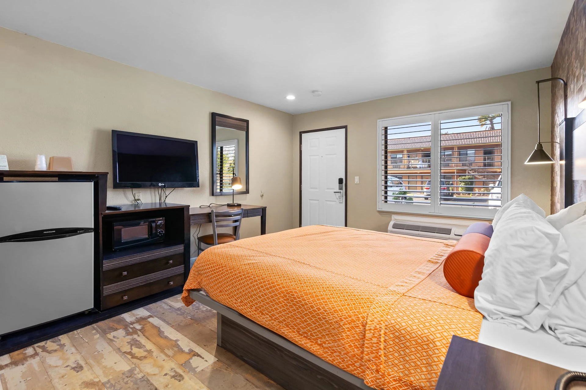 One Queen Bed Room showing corner and seating details